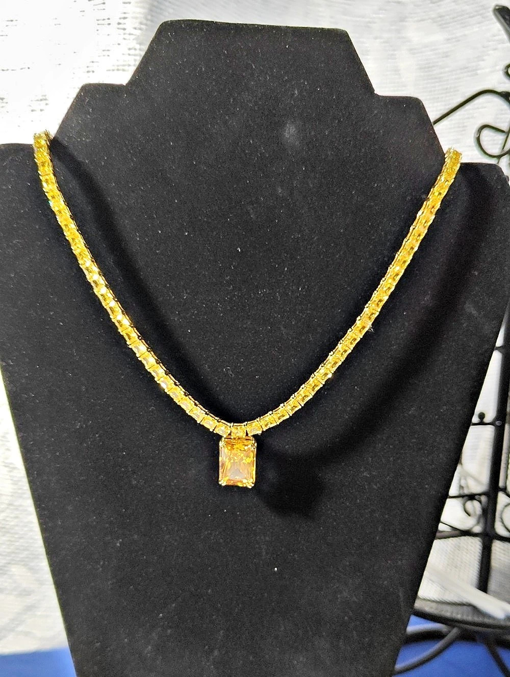 NEXTNECKLACE Gold-Tone Pendant Necklace Like New